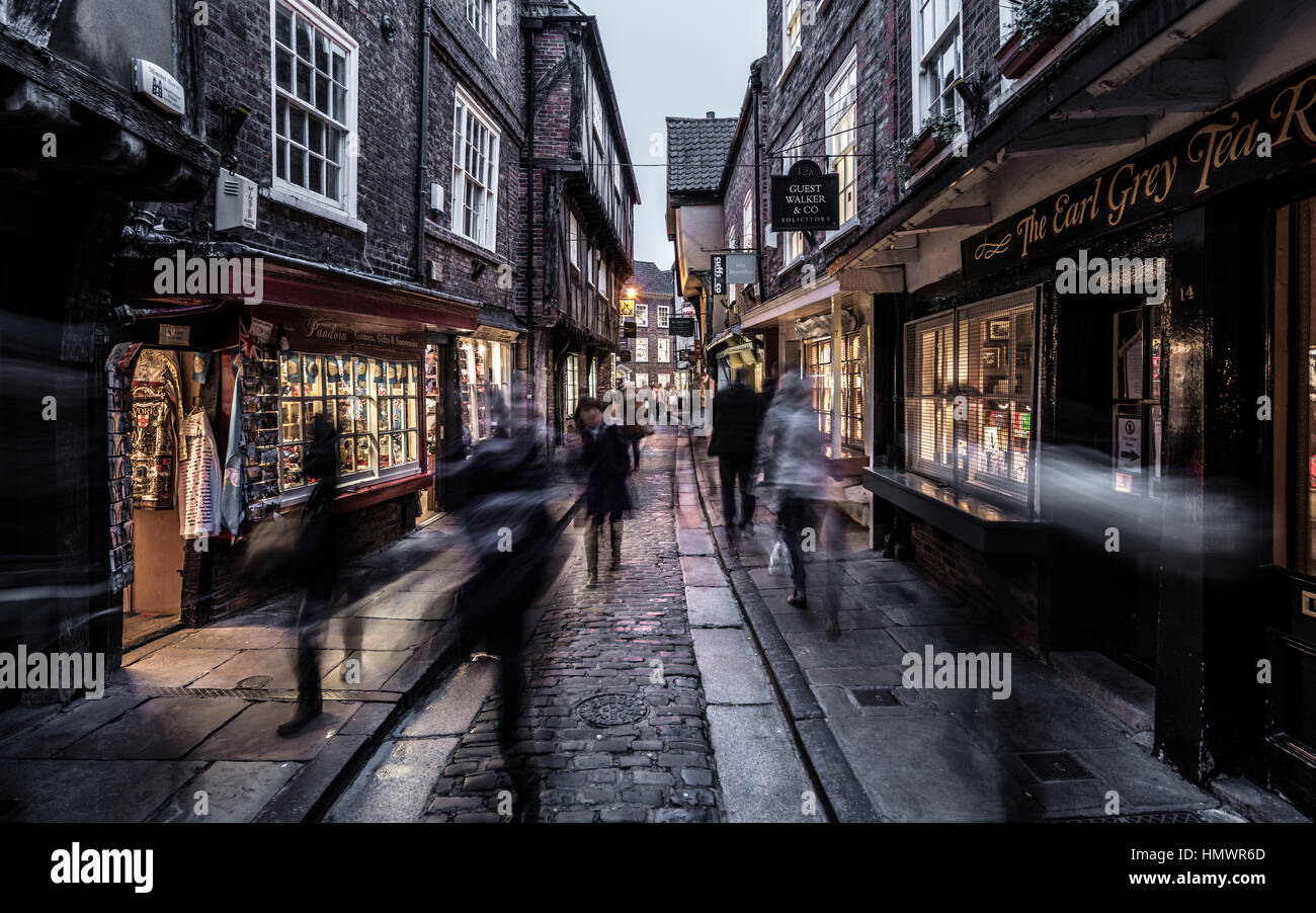 Die Shambles, City of York UK. Eine gut erhaltene mittelalterliche Straße mit hübschen Geschäften unter überhängenden Bauten. Stockfoto