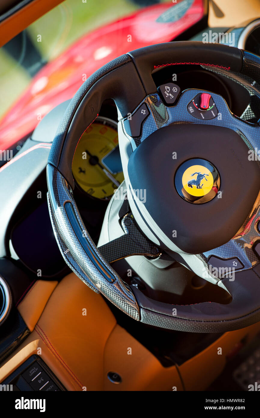 Ferrari California T DD HELE erweitern Autoinnenraum mit Lenkrad-detail Stockfoto