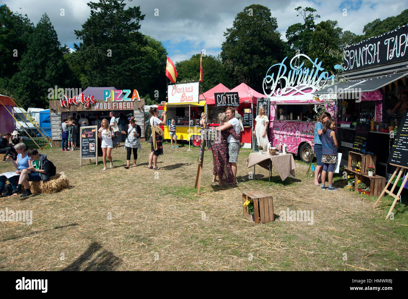 Menschen genießen die Essensstände in Port Eliot Festival Cornwall Stockfoto