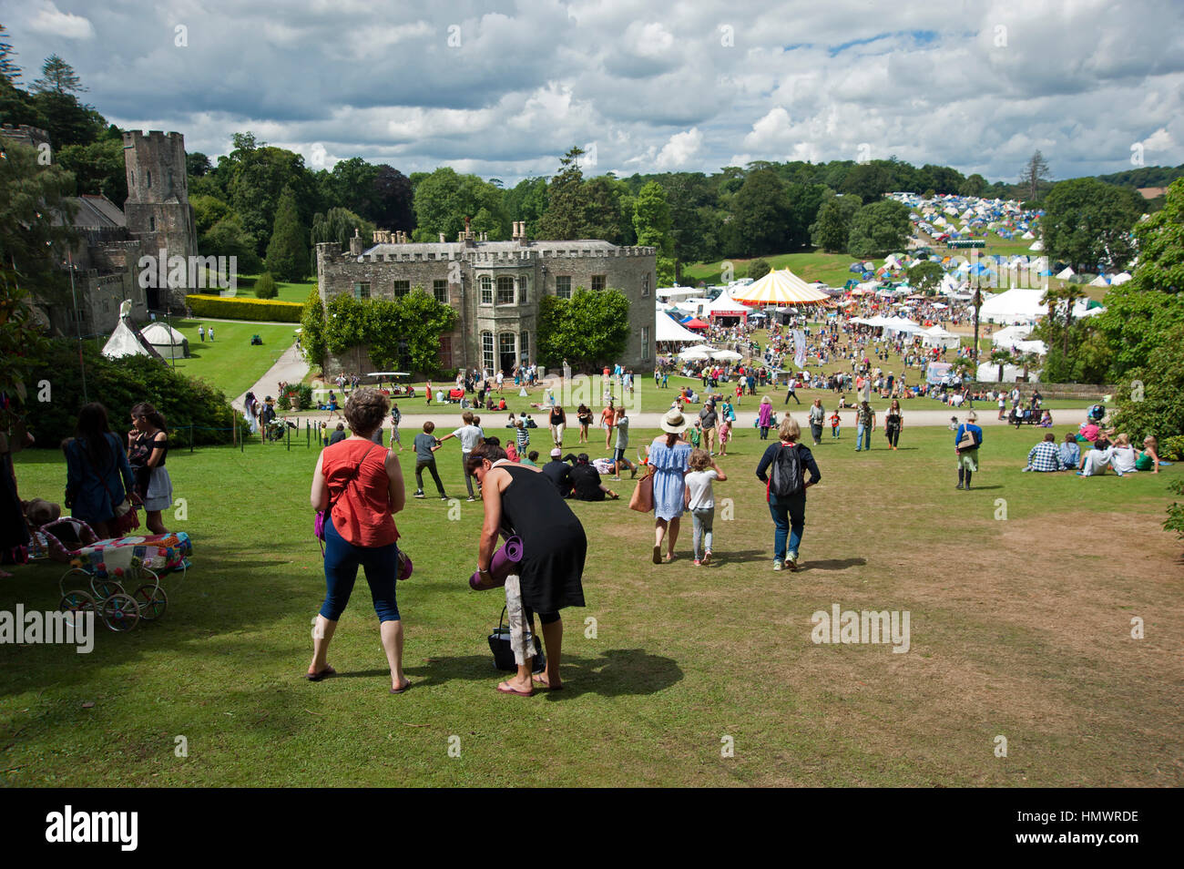 Massen-Spaziergang den Hügel hinunter zum Haus und Zelten am Hafen Eliot Festival Cornwall Stockfoto