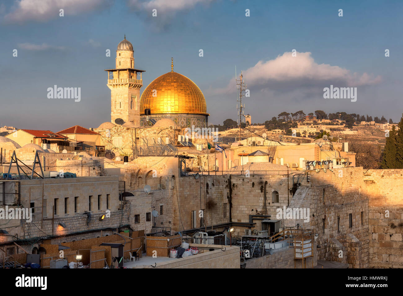 Ein Blick auf die goldene Kuppel des Felsens bei Sonnenuntergang, Jerusalem, Israel. Stockfoto