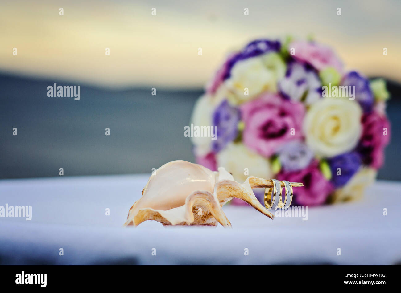 Gelb rosa und lila Hochzeit Bouquet aus Rosen. Strand und Meer Hintergrund Stockfoto