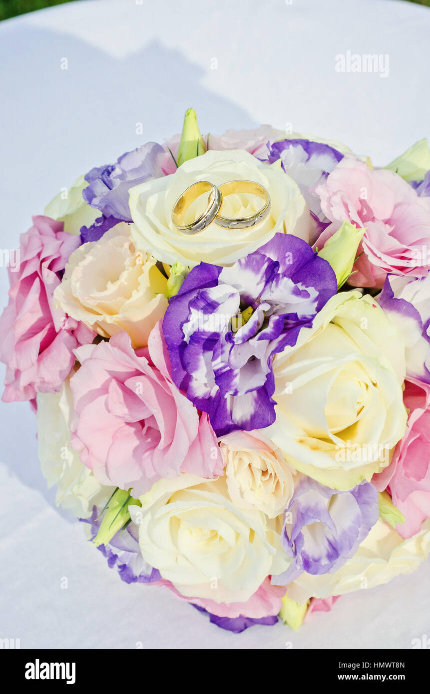 Gelb rosa und lila Hochzeit Bouquet aus Rosen. Strand und Meer Hintergrund Stockfoto