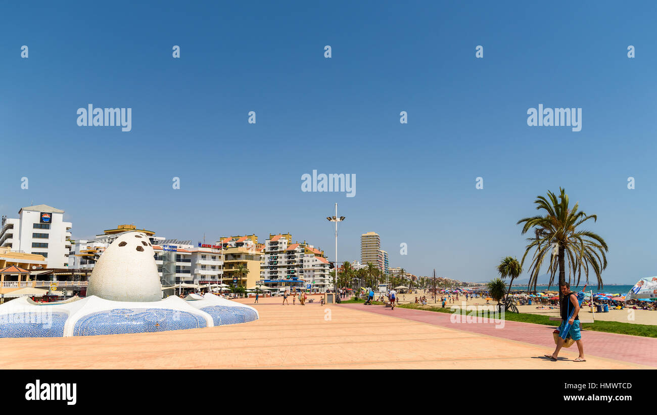 PENISCOLA, Spanien - 27. Juli 2016: Leute, die Spaß im Sommer Urlaub In Peniscola Strand am Mittelmeer. Stockfoto