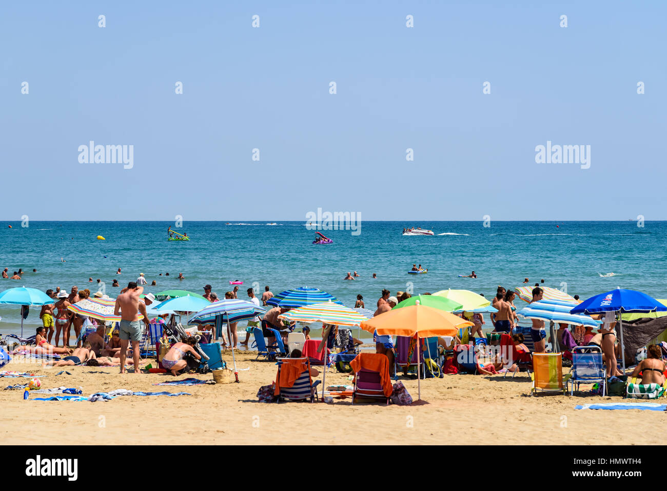 PENISCOLA, Spanien - 27. Juli 2016: Leute, die Spaß im Sommer Urlaub In Peniscola Strand am Mittelmeer. Stockfoto