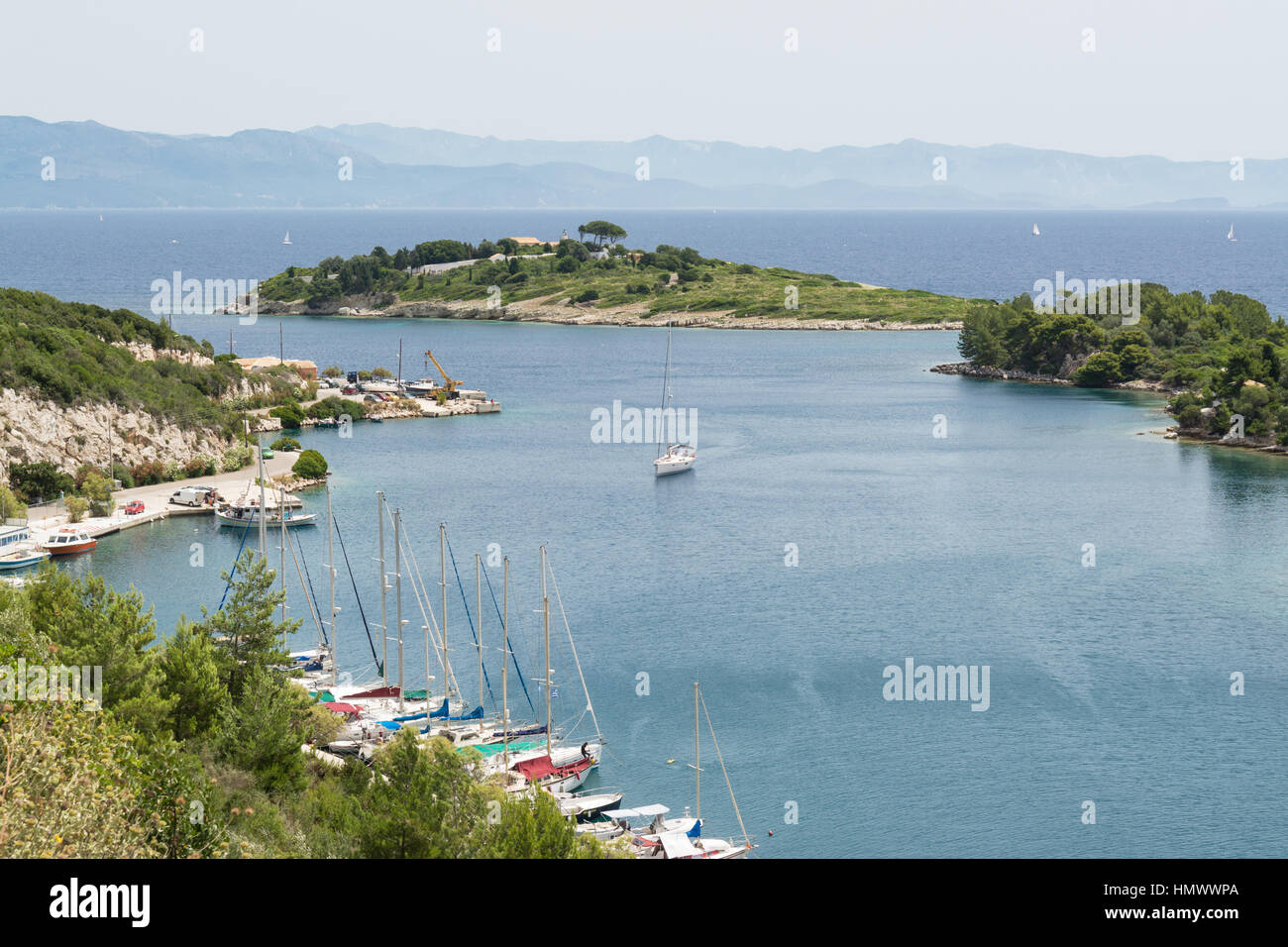Die kleine Insel Panayia an der Mündung des Gaios Hafen, Paxos, Griechenland, mit dem griechischen Festland in der Ferne Stockfoto