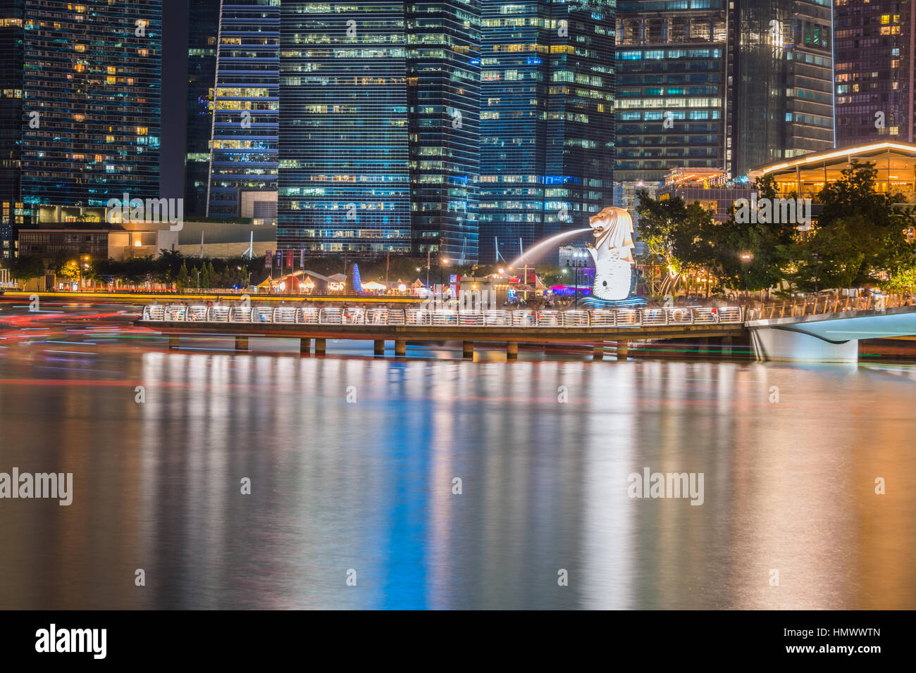 Singapur - 10. Dezember 2016: Merlion Statue eines der ikonischen Singapur befindet sich an der Marina Bay. Es ist die Statue der mystische Kreatur Stockfoto