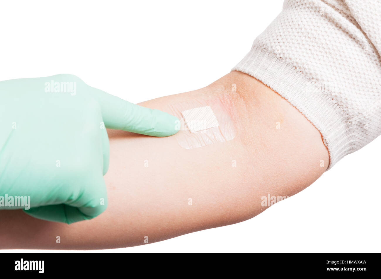 Weibliche Hand mit Patch auf Vene nach Blutspende in Nahaufnahme Blick und Krankenschwester Hand mit Handschuh Stockfoto
