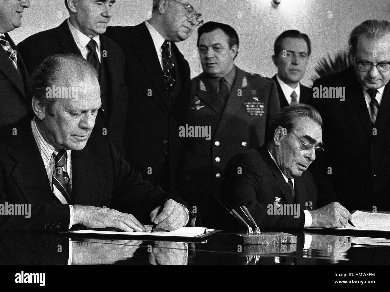 US-Präsident Gerald Ford und sowjetischen Generalsekretär Leonid Brezhnev unterzeichnen eine gemeinsame Kommunique über die Begrenzung der strategischen Offensivwaffen im Konferenzsaal des Sanatoriums Okeansky 24. November 1974 in Wladiwostok, Russland, UdSSR. Ford ist in Wladiwostok zu einem zweitägigen Gipfel über Rüstungskontrolle. Stockfoto