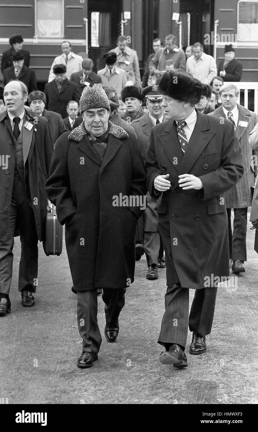 US-Präsident Gerald Ford einen russischen Pelz Hut geht mit sowjetischen Generalsekretär Leonid Brezhnev nach der Einnahme eines Zuges ins Sanatorium Okeansky 23. November 1974 in Wladiwostok, Russland, UdSSR. Ford ist in Wladiwostok zu einem zweitägigen Gipfel über Rüstungskontrolle. Stockfoto