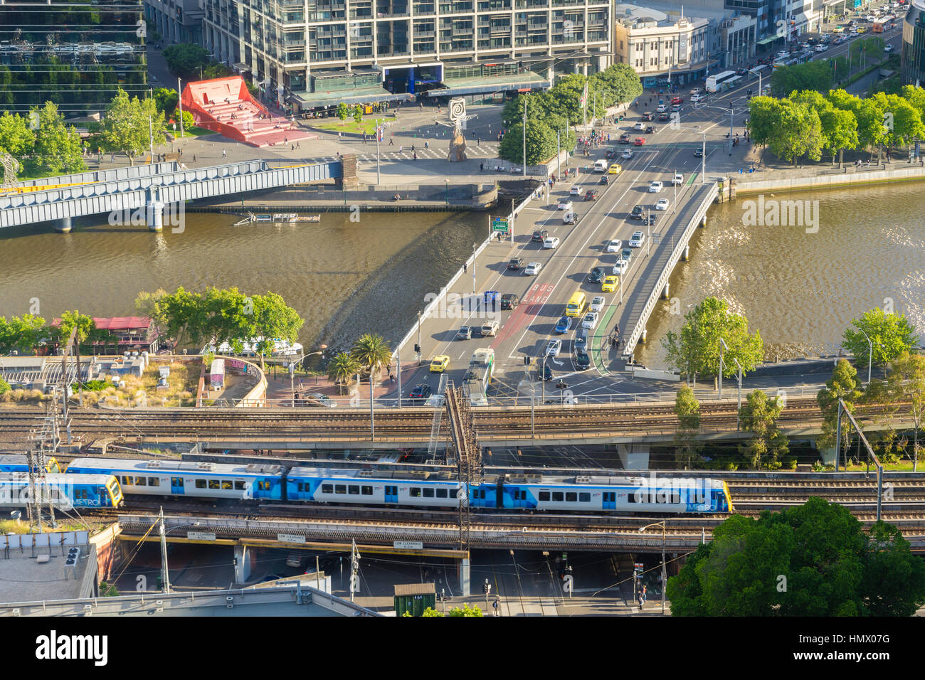 Eisenbahn und Fahrzeuge auf Straße Stockfoto