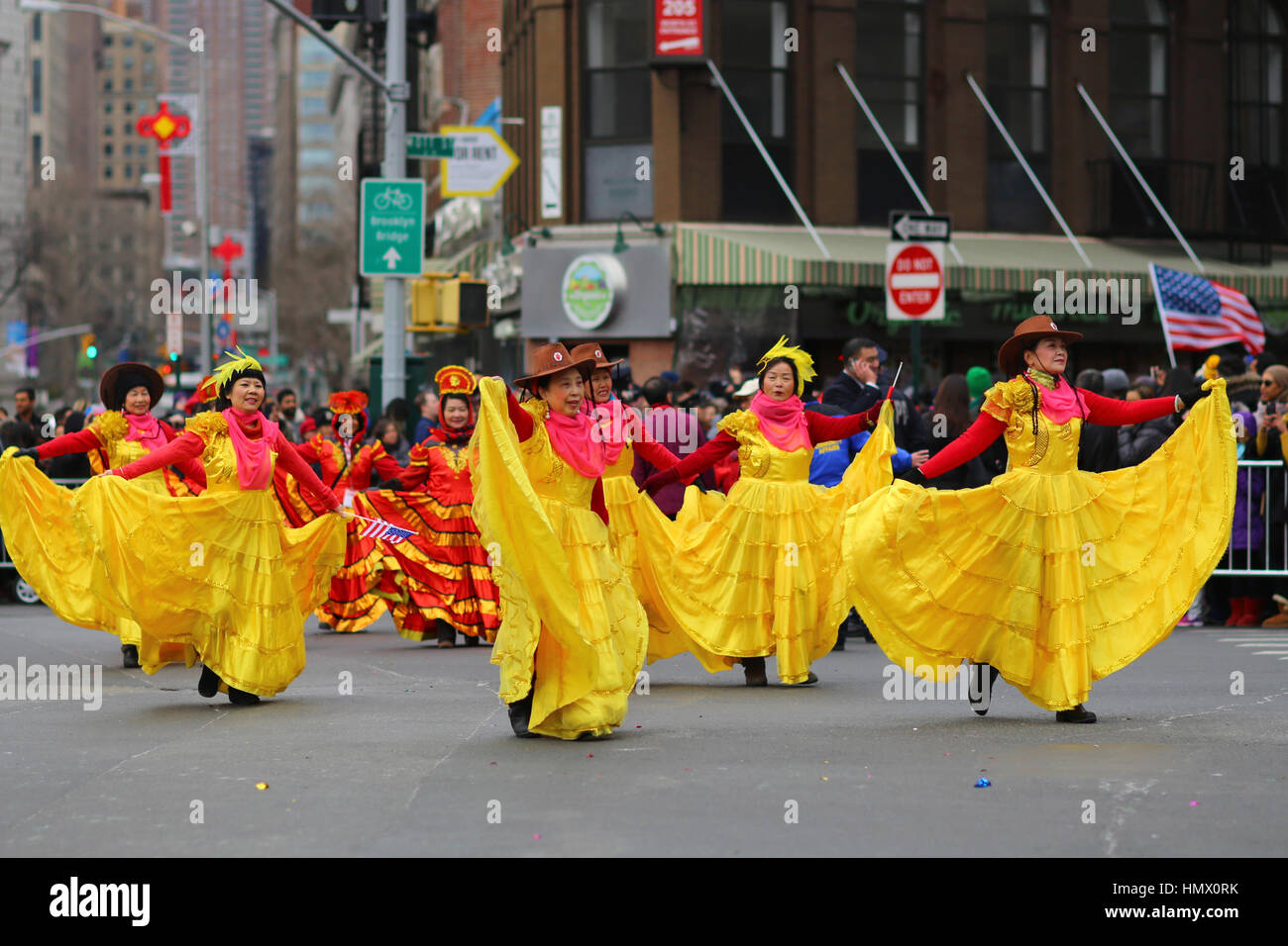 New York, USA. 5. Februar 2017. New York Chinatown feiern Lunar New Year, Jahr des Hahnes mit Löwentänze, Drache tanzt und einer großen Parade. Bildnachweis: Robert K. Chin/Pacific Presse/Alamy Live-Nachrichten Stockfoto