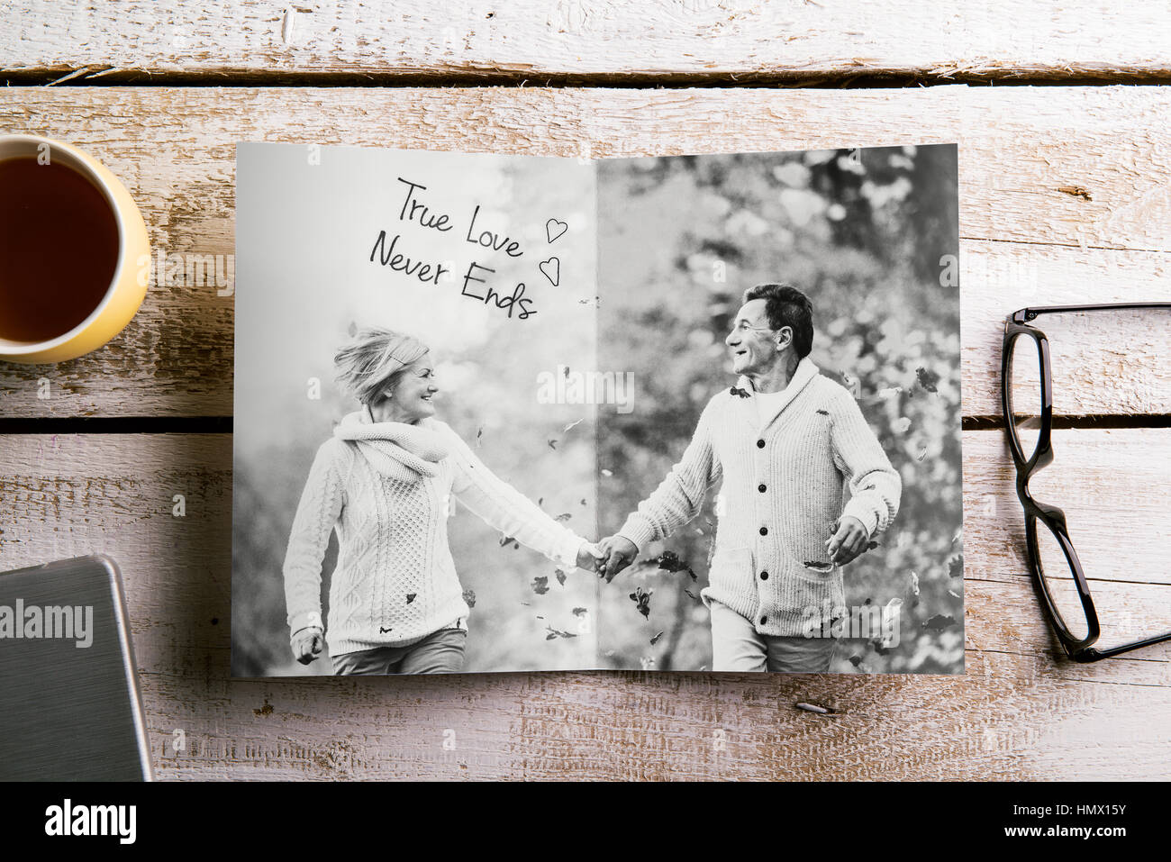 Schwarz-weiß-Foto von älteres Paar in der herbstlichen Natur, Studio Stockfoto