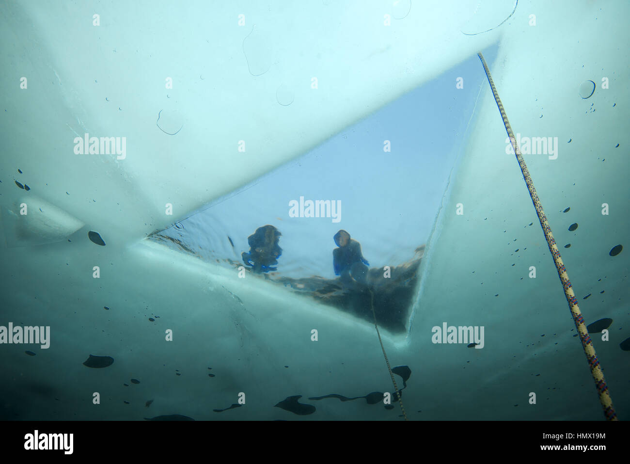 Tauchen Eisloch, Icedivind in wie Alexandrovsky wie Ukraine Stockfoto