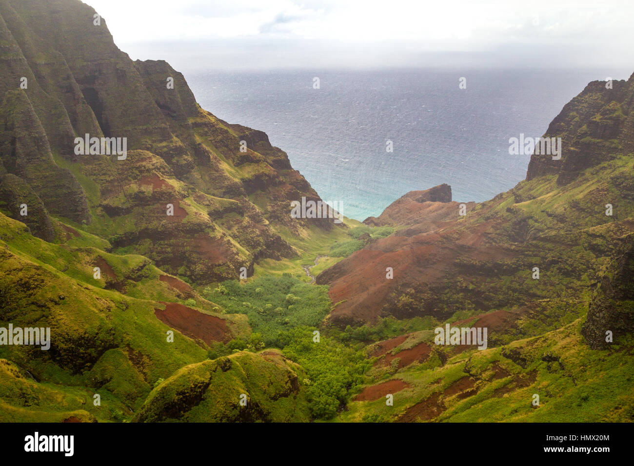 Luftaufnahme der berühmten remote Na Pali Küste auf Kauai, Hawaii, USA. Stockfoto