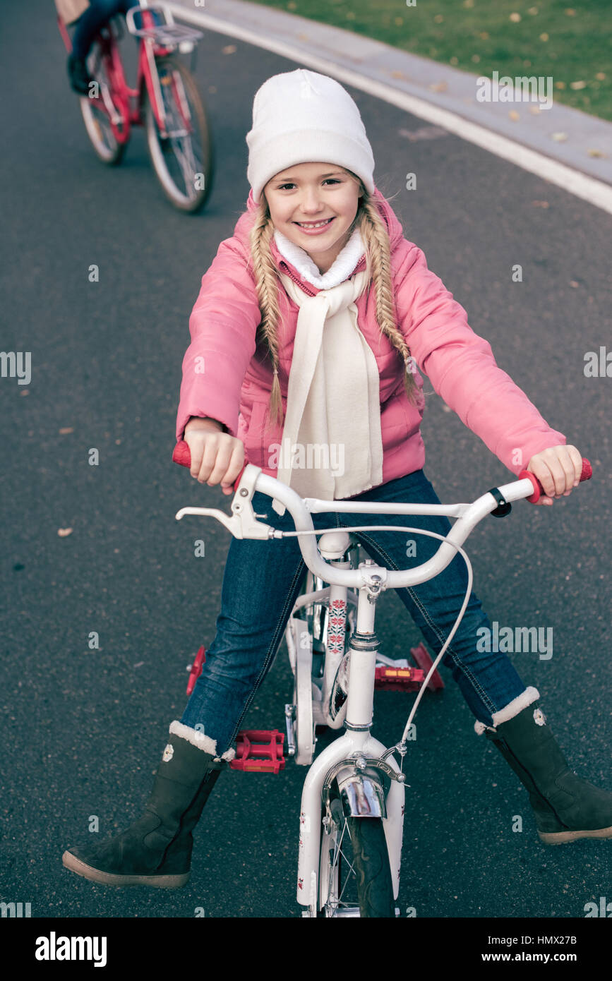 Entzückende lächelndes Mädchen sitzen auf dem Fahrrad Stockfoto