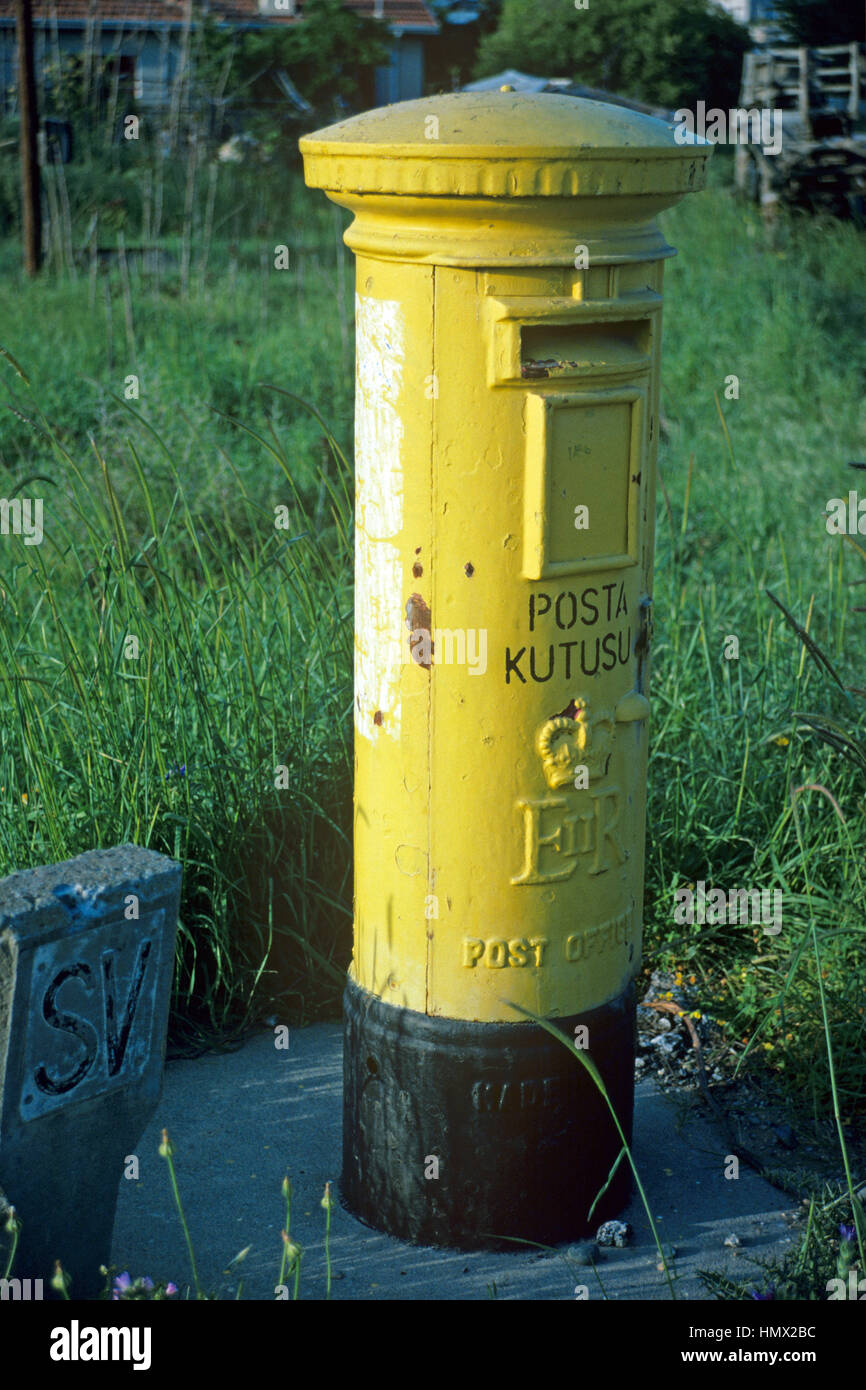 Alte Vintage British British-Ära gelben Briefkasten, Säule Box oder oder  Briefkasten in der Nähe von Kyrenia Nordzypern Stockfotografie - Alamy