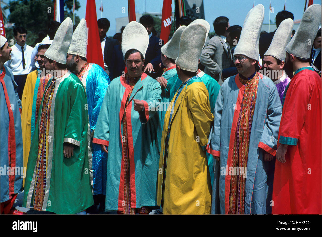 Gekleidet in osmanischer Tracht mit hohen Filzhüten bei der jährlichen Spring Mesir Macunu Festival Manisa Türkei Türken Stockfoto