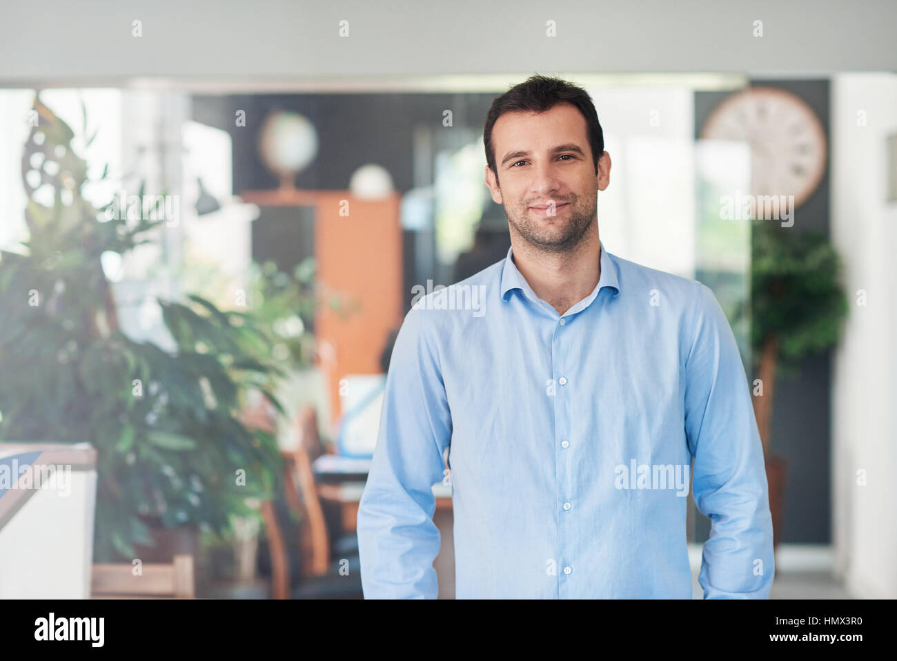 Zuversichtlich Geschäftsmann in seinem Büro stehen Stockfoto