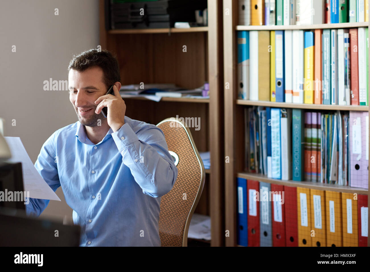 Unternehmer diskutieren Unternehmen am Telefon im Büro Stockfoto