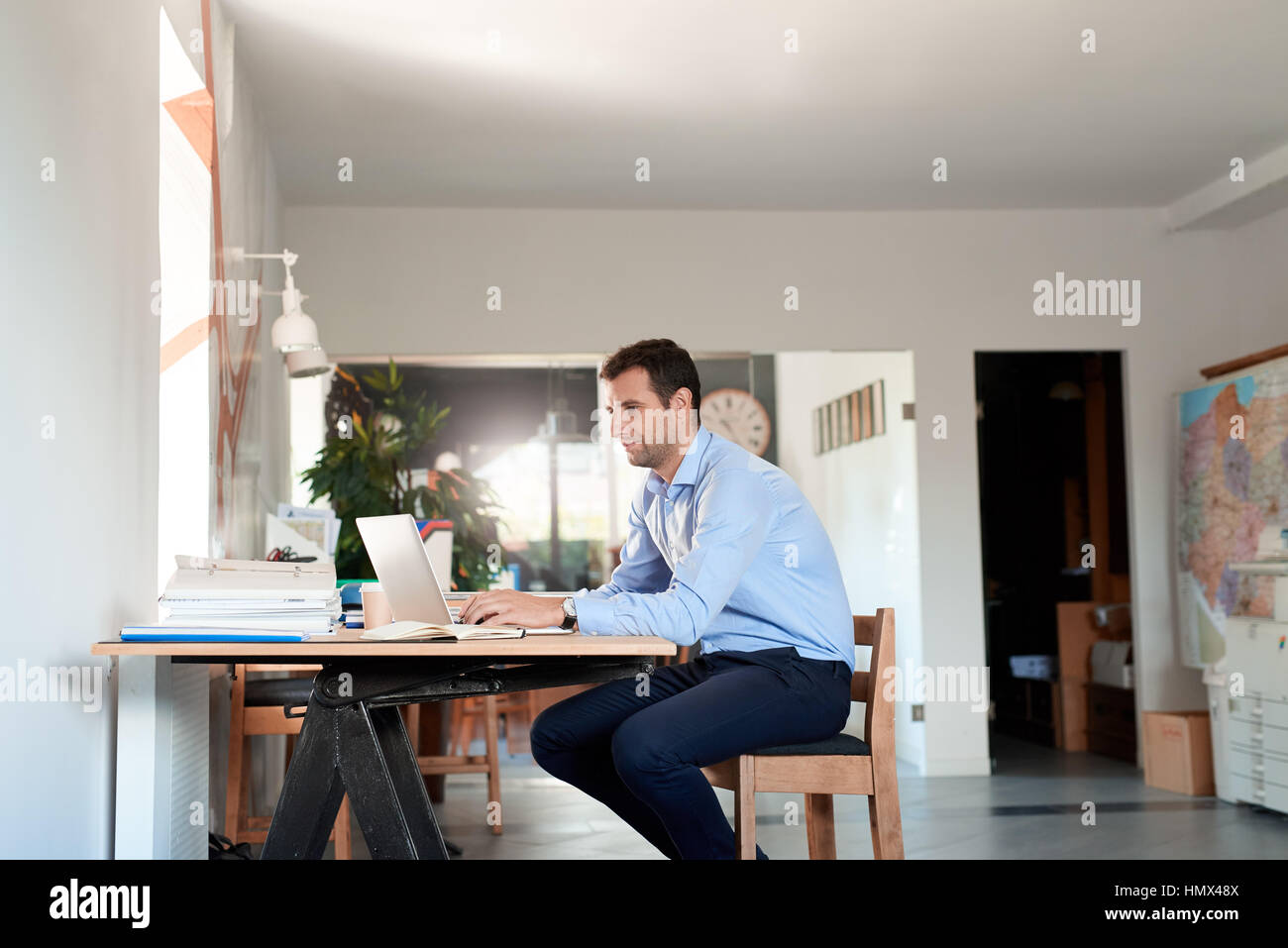 Junge Unternehmer bei der Arbeit auf einem Laptop in einem Büro Stockfoto