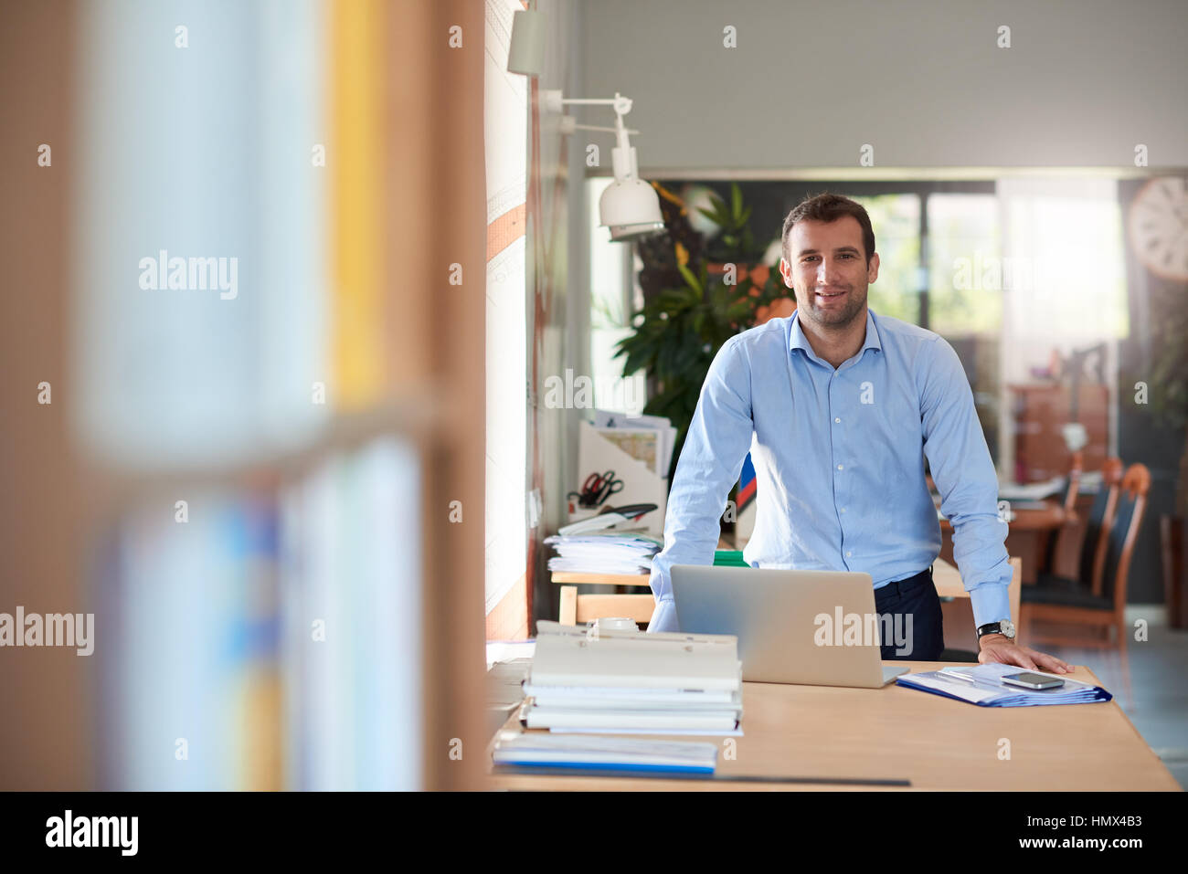 Modernen Geschäftsmann auf einem Laptop in einem Büro arbeiten Stockfoto