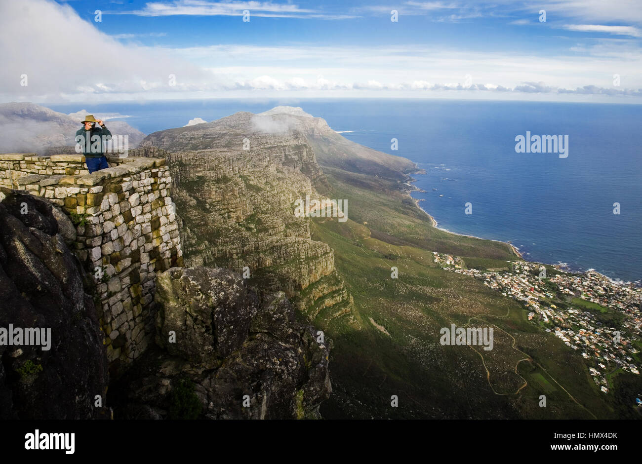 Tourist nimmt Foto von oben auf den Tafelberg in Kapstadt, Südafrika Stockfoto