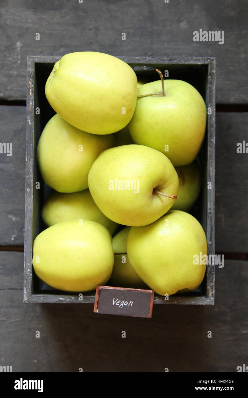 Vegan essen Idee, grüne Äpfel auf einem Tisch und text Stockfoto