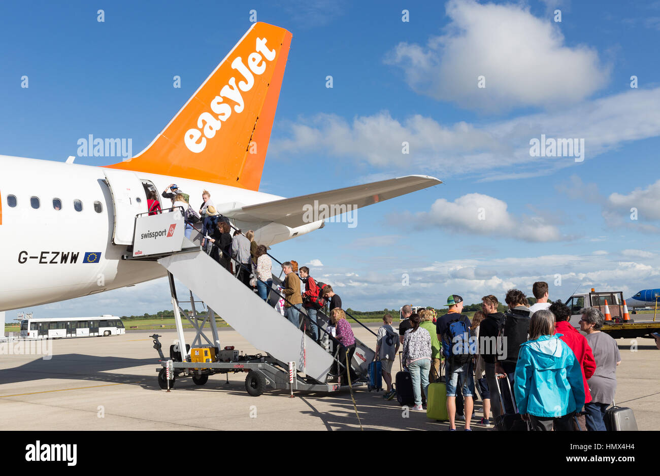 BRISTOL, UK - 11. Juli 2016: Eine Warteschlange von Fluggästen das Endstückende des Flugzeuges Easyjet am Flughafen Bristol an einem sonnigen Tag. Stockfoto