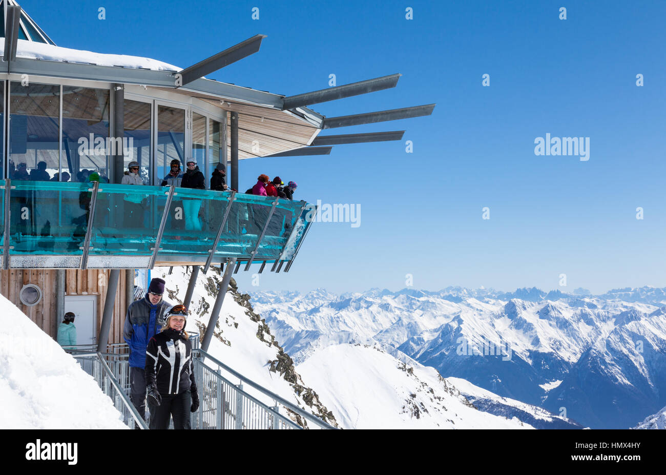 HOCHGURGL, Österreich - März 16: Skifahrer genießen den Panoramablick über die Alpen Ötztal in die Dolomiten aus der Sicht der Mountain Star am Hochgu Stockfoto