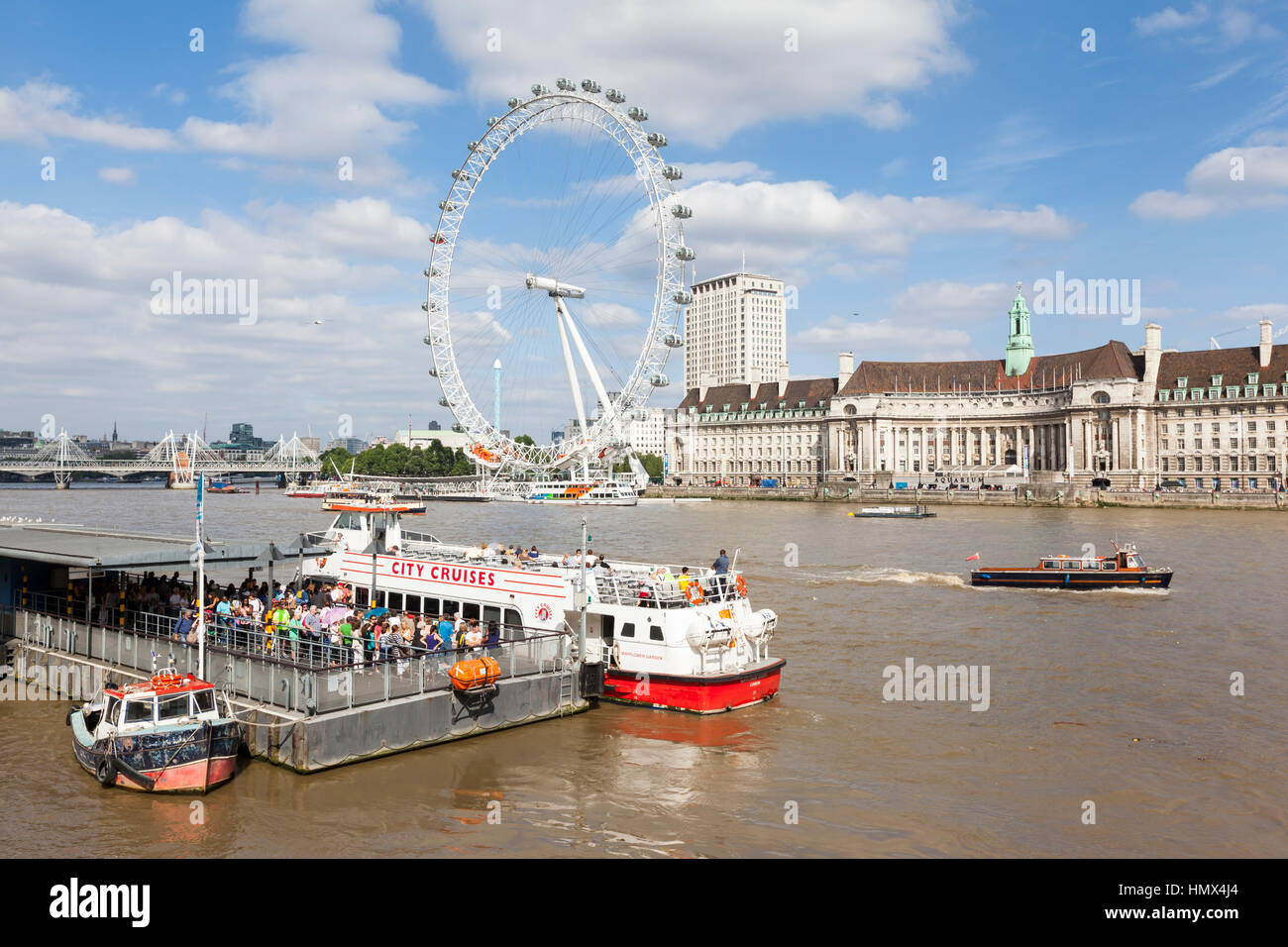 London, Vereinigtes Königreich - 4. September 2012: Touristen-Board eine Tour durch Boot von Westminster Pier auf der Themse mit dem London Eye und die County Hall ich Stockfoto
