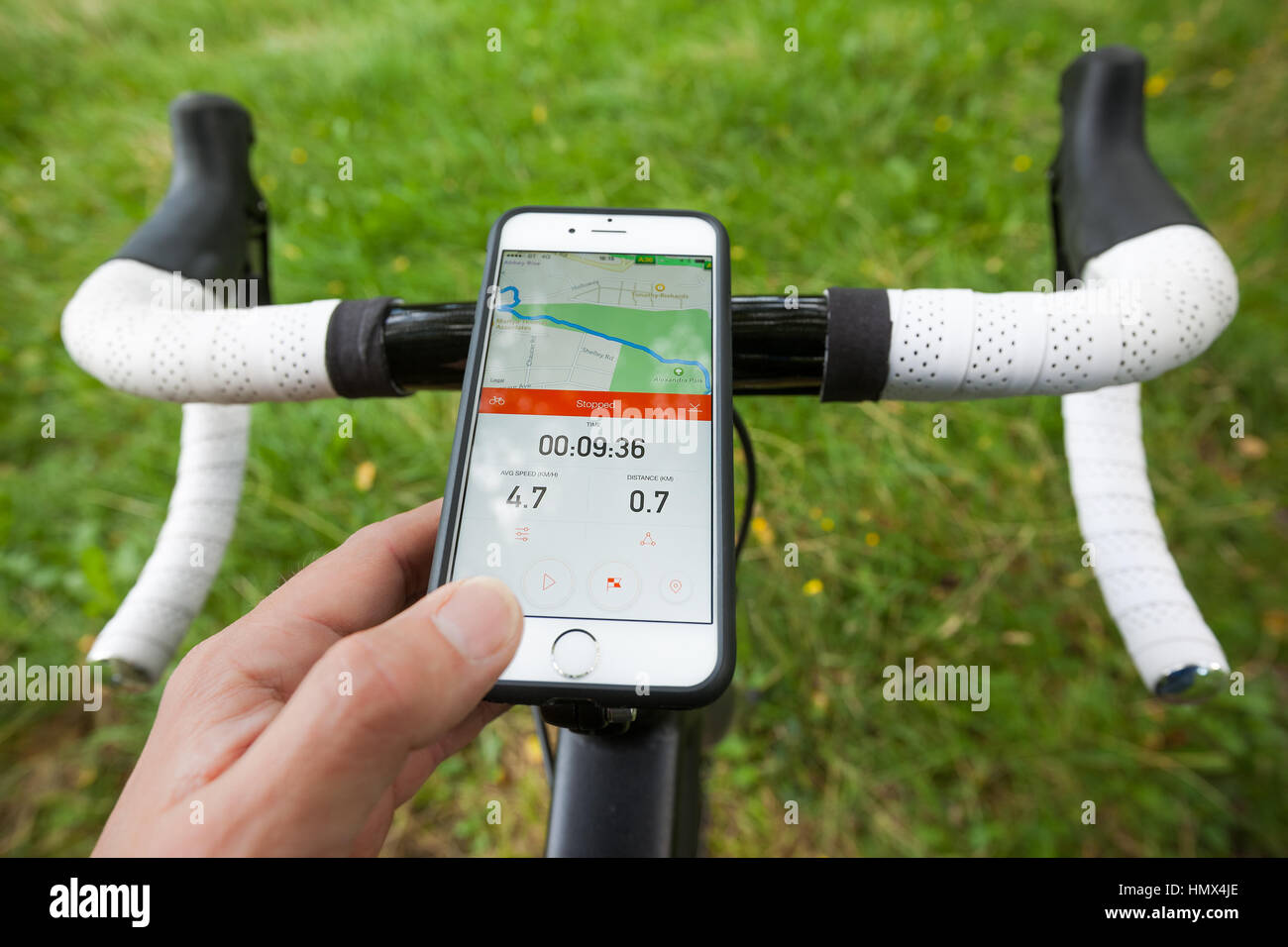 BATH, UK - 1. September 2015: Nahaufnahme eines Smartphones montiert auf den Lenker ein Rennrad in einem Park. Das Telefon zeigt die app Strava, Stockfoto