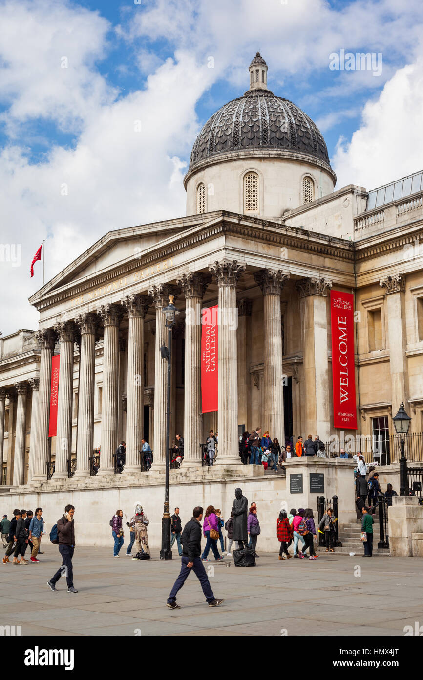 LONDON - 26.April: Exterieur der National Gallery am Trafalgar Square, London am 26. April 2013. Die Galerie beherbergt die britische Sammlung des Westens Stockfoto