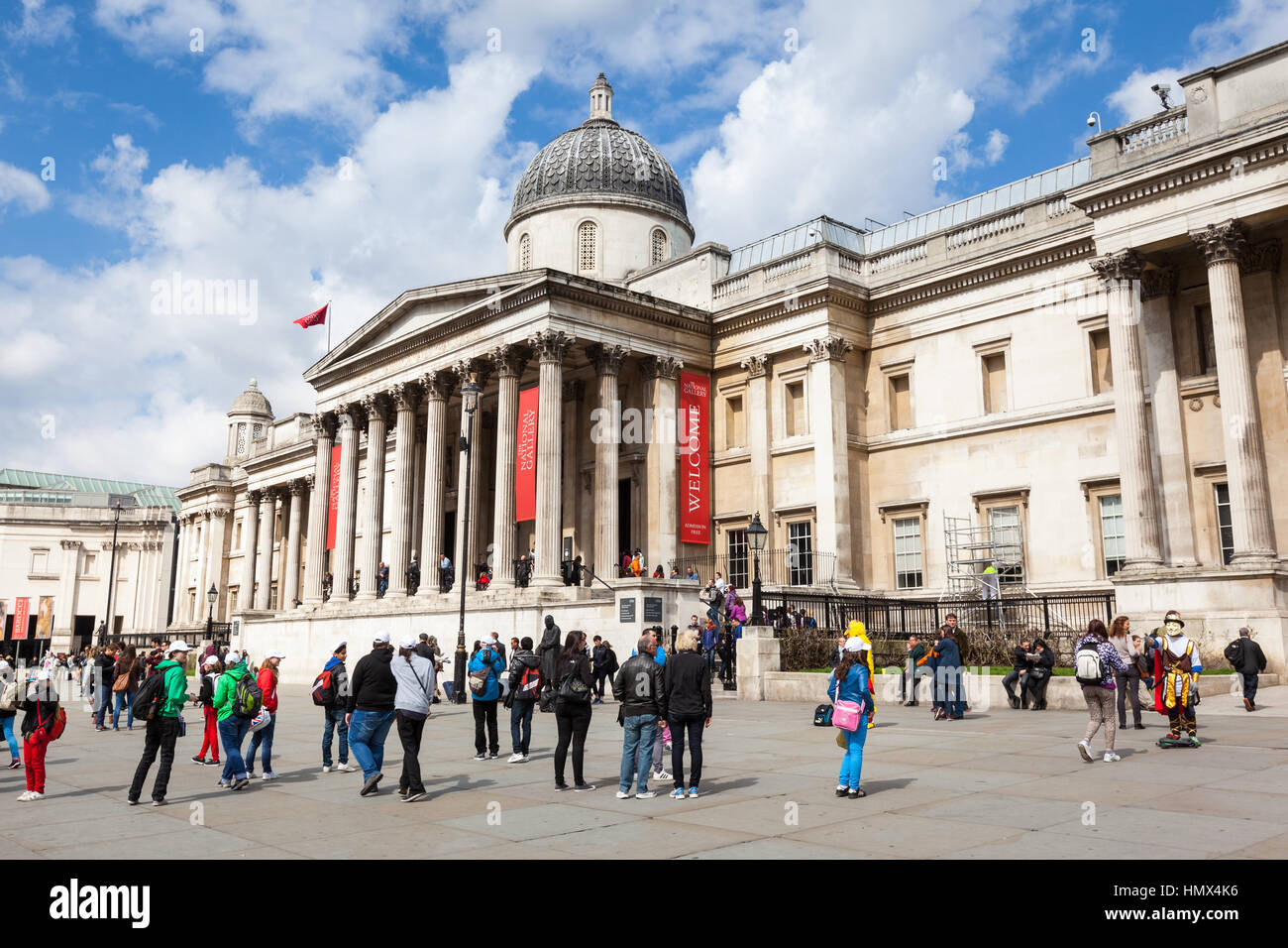 LONDON - 26.April: Touristen und Straßenkünstler außerhalb des National Gallery am Trafalgar Square, London am 26. April 2013. In der Galerie sind die na Stockfoto