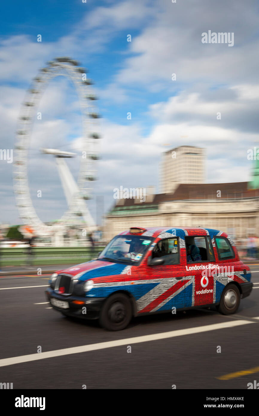 London, Vereinigtes Königreich - 4. September 2012: A London Taxi Taxi, das mit einem Anschluß-Markierungsfahne, Vodafone branding und die Worte 'London Calling' verziert ist Stockfoto