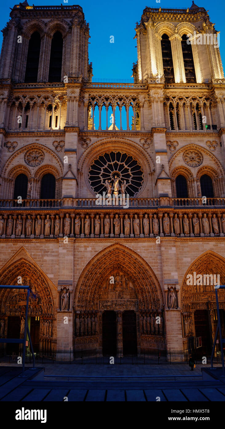 Touristen besuchen die Cathedrale Notre Dame de Paris ist eine berühmte Kathedrale (1163-1345) an der östlichen Hälfte der Insel Cite Stockfoto