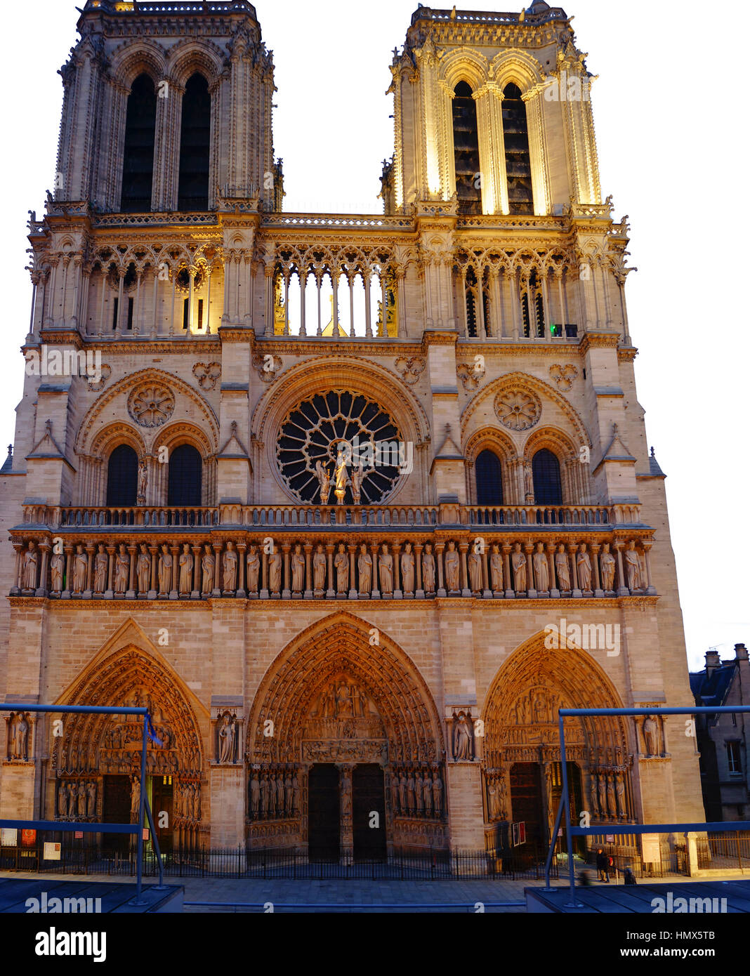 Touristen besuchen die Cathedrale Notre Dame de Paris ist eine berühmte Kathedrale (1163-1345) an der östlichen Hälfte der Insel Cite Stockfoto