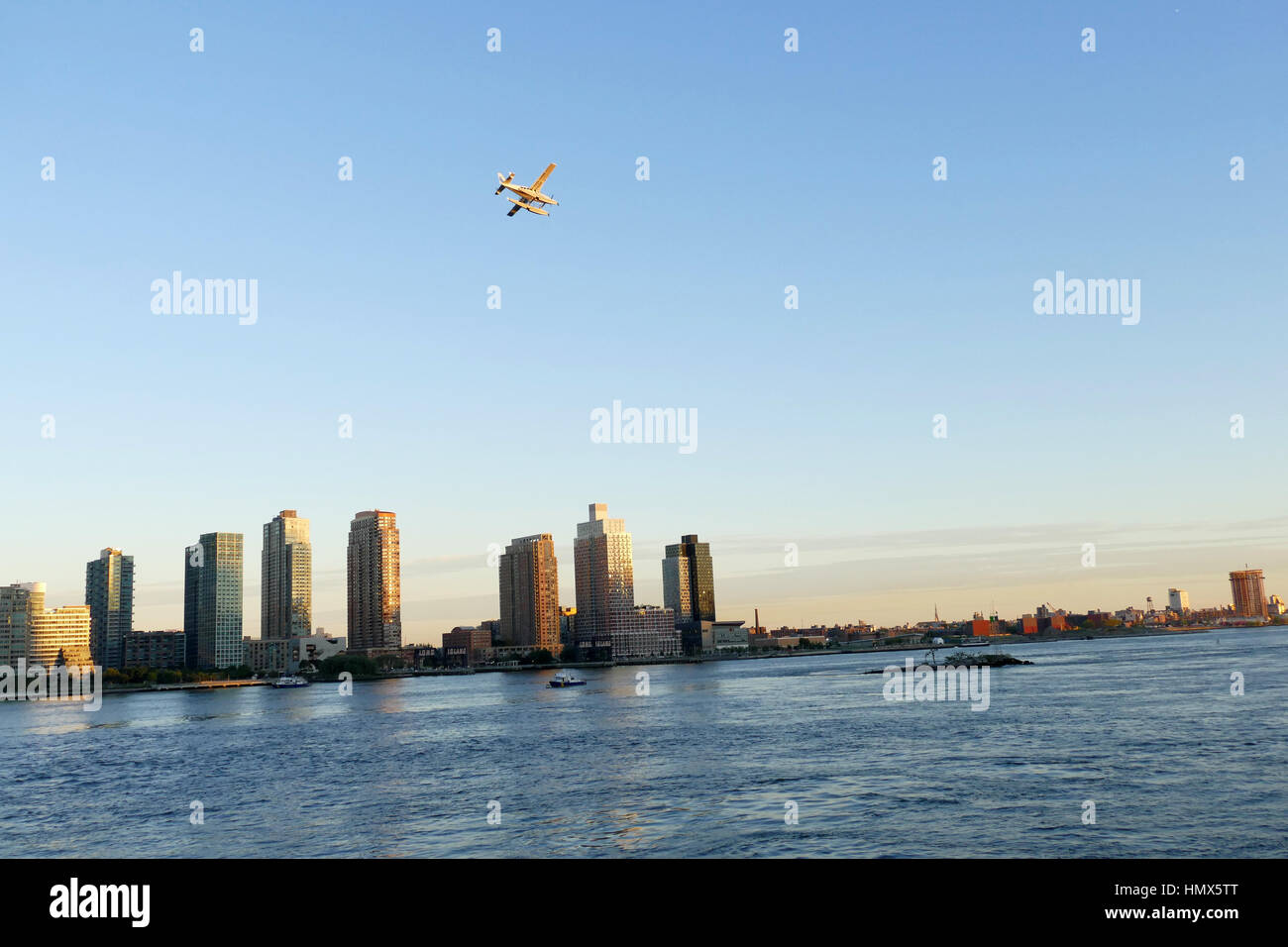 New York, Vereinigte Staaten von Amerika. 22. September 2016 - Wasserflugzeug landet am East River in New York Stockfoto