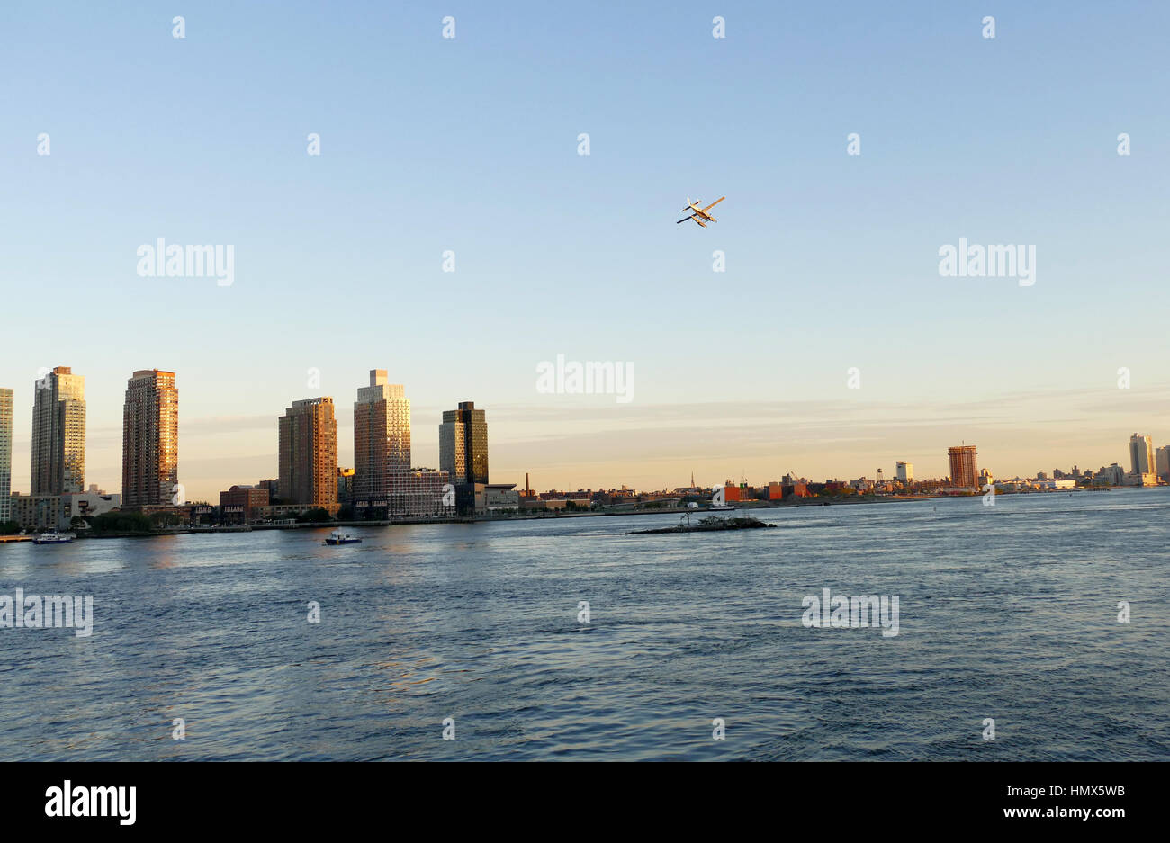 New York, Vereinigte Staaten von Amerika. 22. September 2016 - Wasserflugzeug landet am East River in New York Stockfoto