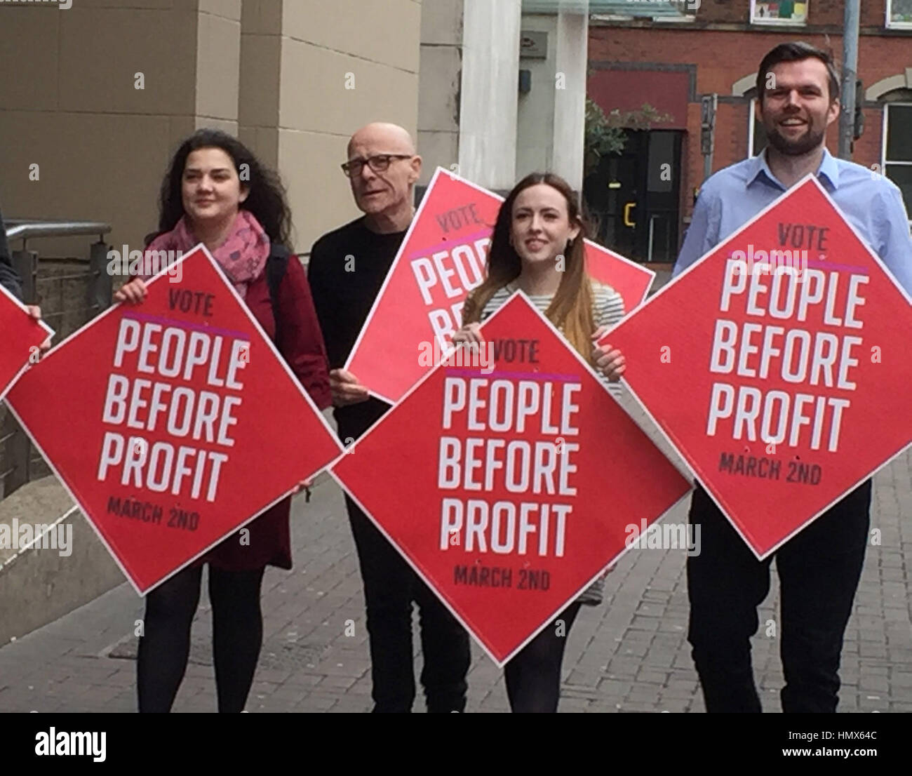 BESTE Qualität verfügbar Menschen vor dem Profit (PBP) Kandidaten (von links nach rechts) Ivanka Antova, Eamonn McCann, Fiona Ferguson und Gerry Carroll besuchen ein Foto-Shooting in Belfast, die Partei-Kampagne für die Northern Ireland Assembly-Wahl zu starten. Stockfoto