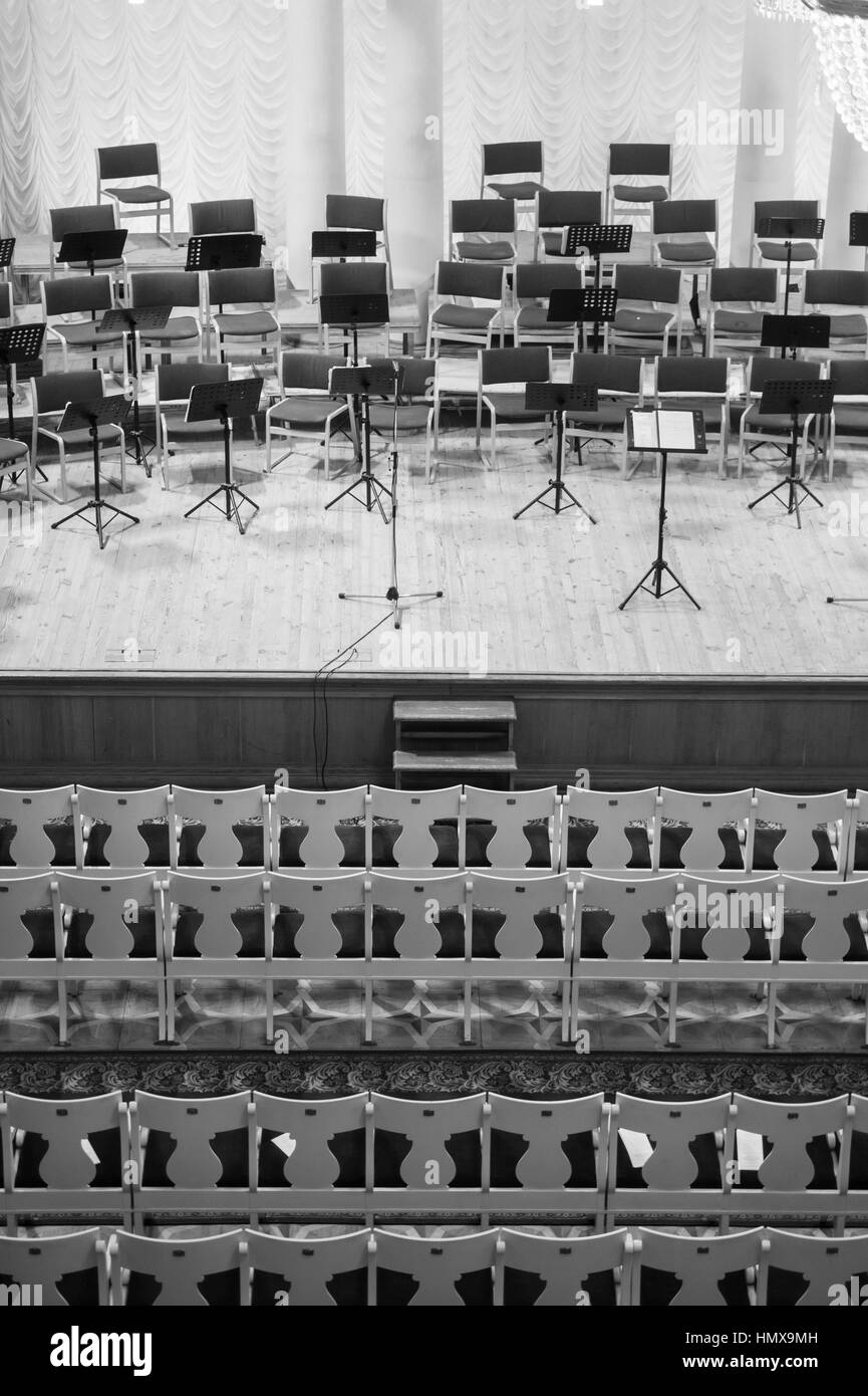 Leeren Zuschauerraum und die Bühne vor dem Konzert. Auf der Bühne steht Musik mit Noten. Schwarz / weiß Foto Stockfoto