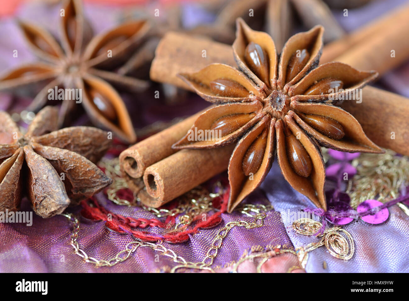Sternanis und Zimtstangen über indische Teppich Stockfoto