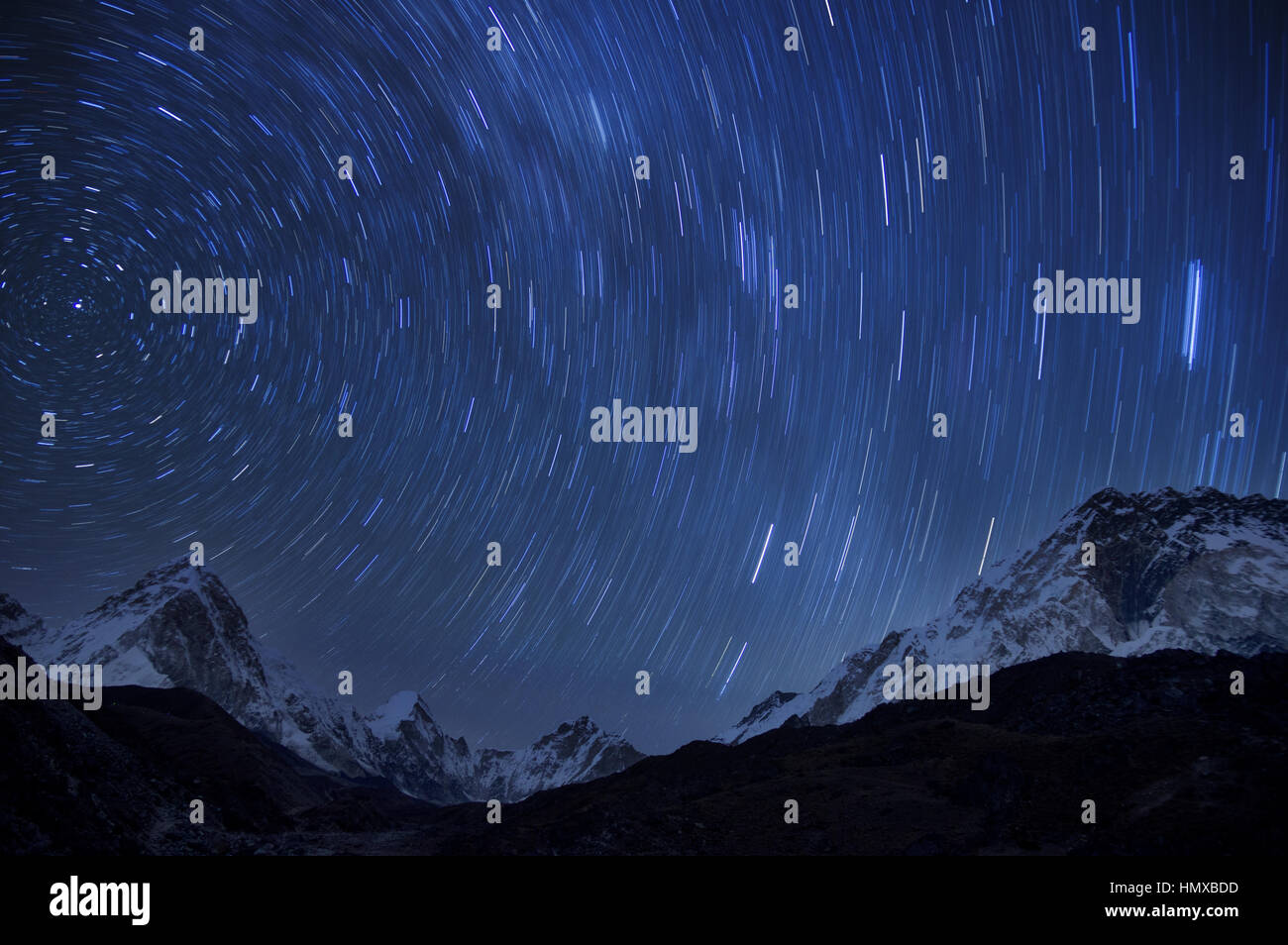 Sternspuren aus einer langen Belichtungszeit über den Himalaya-Bergen von Pumori Lingtren Khumbutse und Nuptse vom in der Nähe von Lobuche Stockfoto