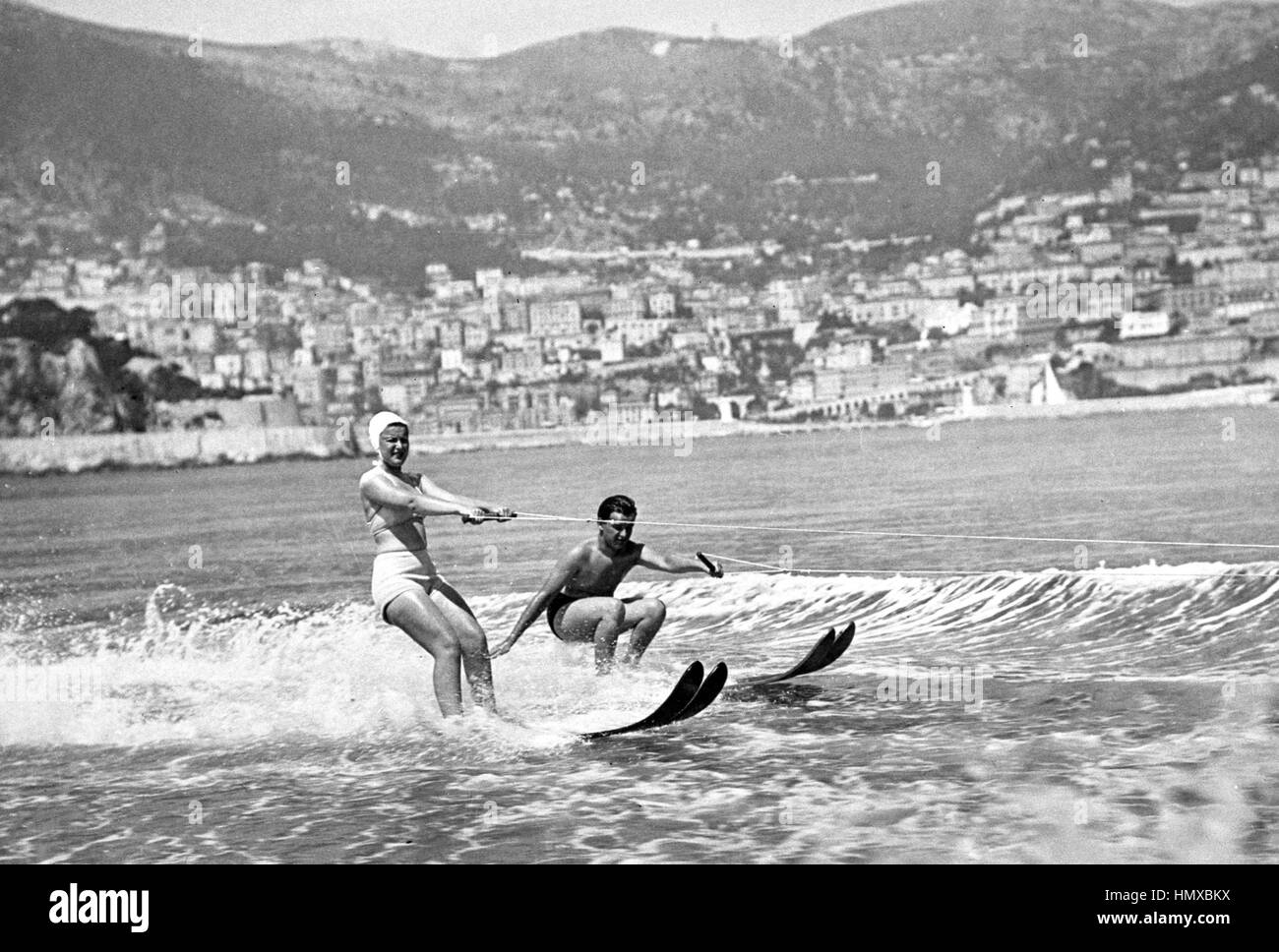 Fürst Rainier von Monaco, 15, Wasserski mit Prinzessin Antoinette, 17. Genaues Datum unbekannt. Stockfoto