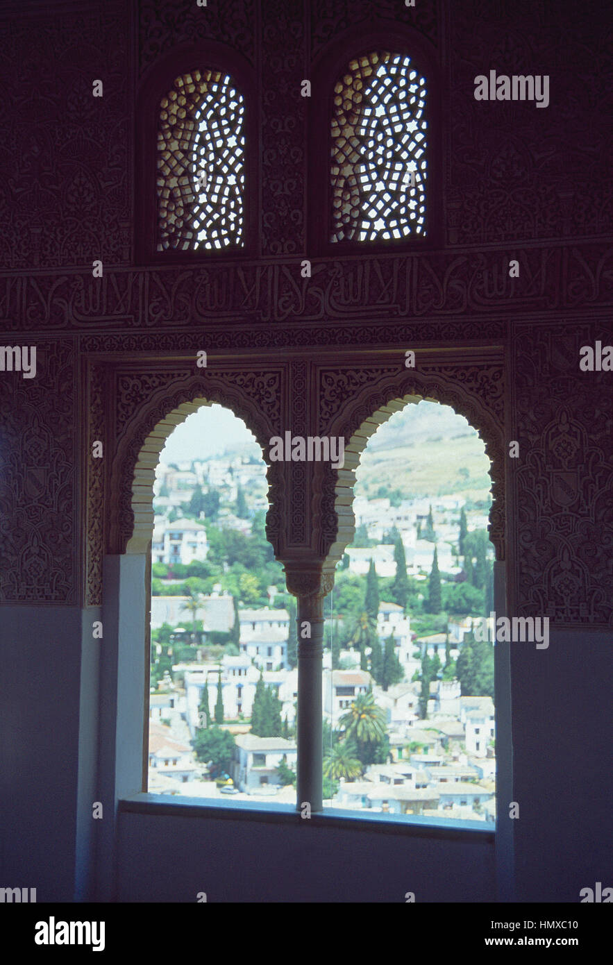 Das Albayzin betrachtet von einem Balkon in der Alhambra. Granada, Spanien. Stockfoto