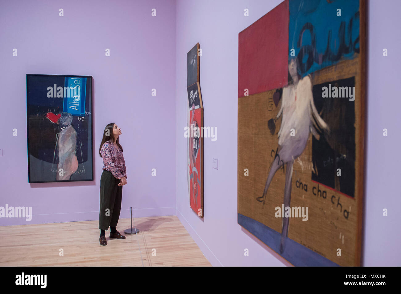 Tate Britain, London, UK. 6. Februar 2017. Die meisten schönen jungen in der Welt, Tee-Malerei in eine illusionistische Stil und der Cha Cha Cha, die in den frühen Morgenstunden getanzt wurde alle 1961 - David Hockney, eine neue Retrospektive in der Tate Britain. Es umfasst mehr als 200 Werke und feiert Hockneys Leistungen in Malerei, Zeichnung, Druck, Fotografie und Video. Als er seinen 80. Geburtstag nähert, bietet diese Ausstellung eine noch nie dagewesene Übersicht über 60-Jahr-Karriere des Künstlers. Es läuft von 9 Feb bis 29. Mai 2017. 6. Februar 2017 London. Bildnachweis: Guy Bell/Alamy Live-Nachrichten Stockfoto