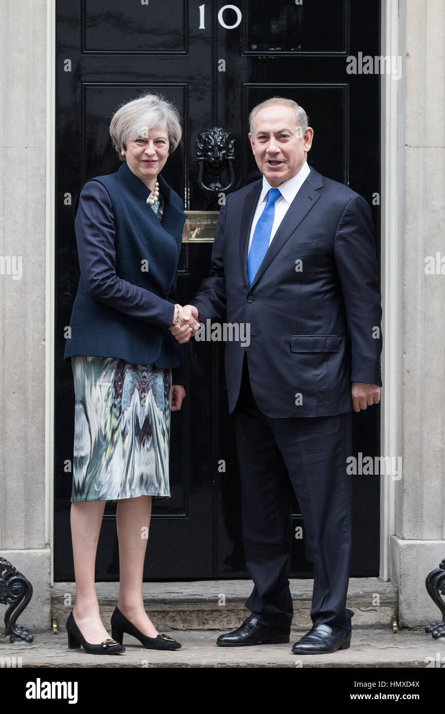 London, UK. 6. Februar 2017. Premierminister Theresa May schüttelt Hände mit der Premierminister von Israel Benjamin Netanyahu vor der Versammlung in 10 Downing Street. Ihre Sitzung, auch an denen Außenminister Boris Johnson, ist zwei Wochen nach Theresa Mai treffen mit Präsident Donald Trump und ein anderthalb Wochen vor Benjamin Netanyahus geplanten Treffen mit dem US-Präsidenten. Themen, die diskutiert werden voraussichtlich gehören Handel, Iran, israelischen Siedlungen in den besetzten palästinensischen Gebieten im Westjordanland und Ostjerusalem und Cyber-Sicherheit. Bildnachweis: Mark Kerrison/Alamy Live-Nachrichten Stockfoto