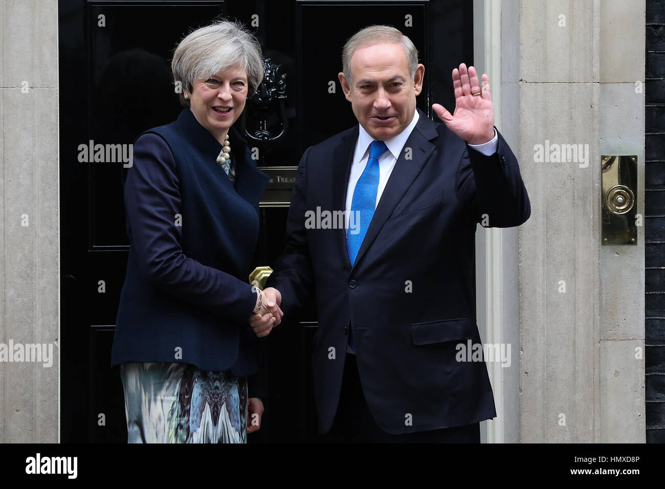 London, UK. 6. Februar 2017. Großbritanniens Premierminister Theresa May grüßt Premierminister Benjamin Netanyahu Israel auf den Stufen des Nr. 10 Downing Street Credit: Dinendra Haria/Alamy Live News Stockfoto