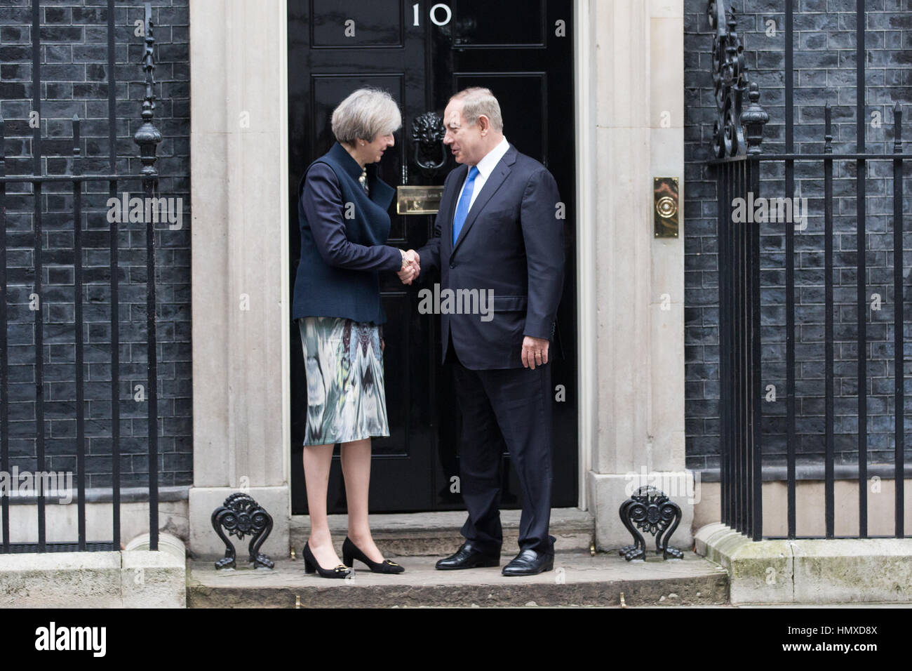 London, UK. 6. Februar 2017. Premierminister Theresa May schüttelt Hände mit der Premierminister von Israel Benjamin Netanyahu vor der Versammlung in 10 Downing Street. Ihre Sitzung, auch an denen Außenminister Boris Johnson, ist zwei Wochen nach Theresa Mai treffen mit Präsident Donald Trump und ein anderthalb Wochen vor Benjamin Netanyahus geplanten Treffen mit dem US-Präsidenten. Themen, die diskutiert werden voraussichtlich gehören Handel, Iran, israelischen Siedlungen in den besetzten palästinensischen Gebieten im Westjordanland und Ostjerusalem und Cyber-Sicherheit. Bildnachweis: Mark Kerrison/Alamy Live-Nachrichten Stockfoto