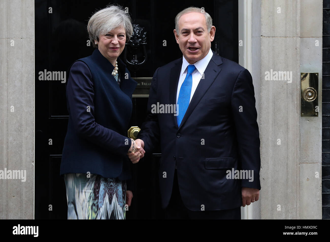 London, UK. 6. Februar 2017. Großbritanniens Premierminister Theresa May grüßt Premierminister Benjamin Netanyahu Israel auf den Stufen des Nr. 10 Downing Street Credit: Dinendra Haria/Alamy Live News Stockfoto